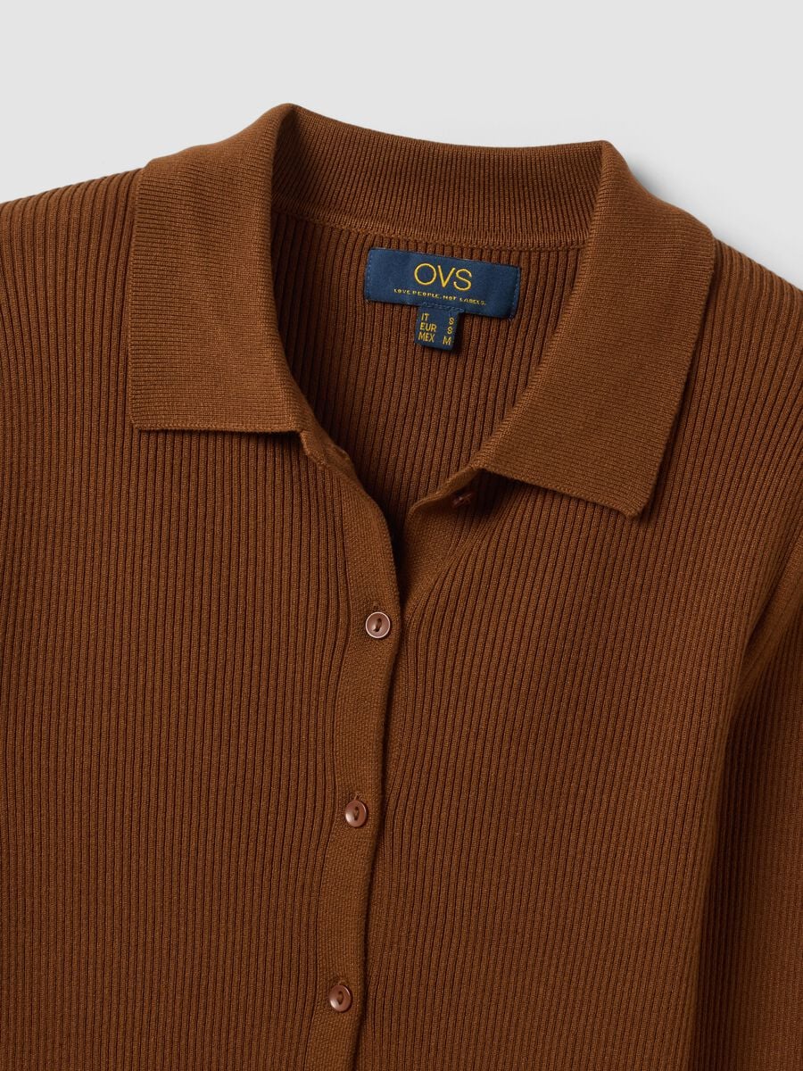 Cardigan fitted marrone a coste in misto viscosa con colletto polo_5