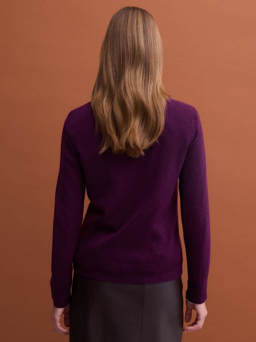 Maglia viola in pura lana con scollo profondo a V_3