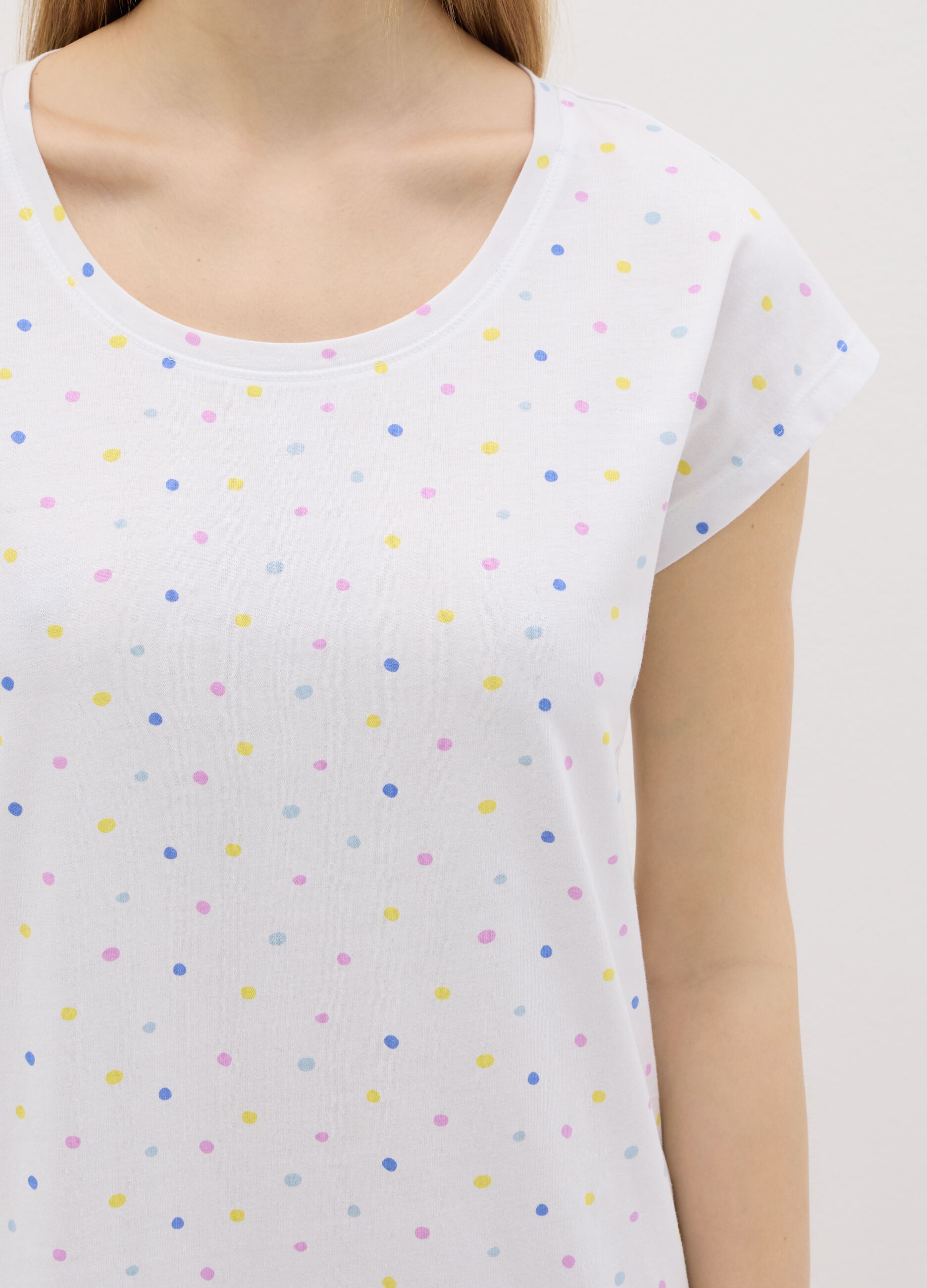 Camicia da notte in cotone bianco con fantasia pois