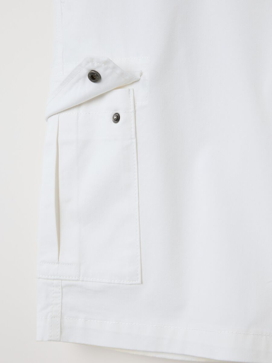 Bermuda da uomo bianco regular fit con tasche cargo_5