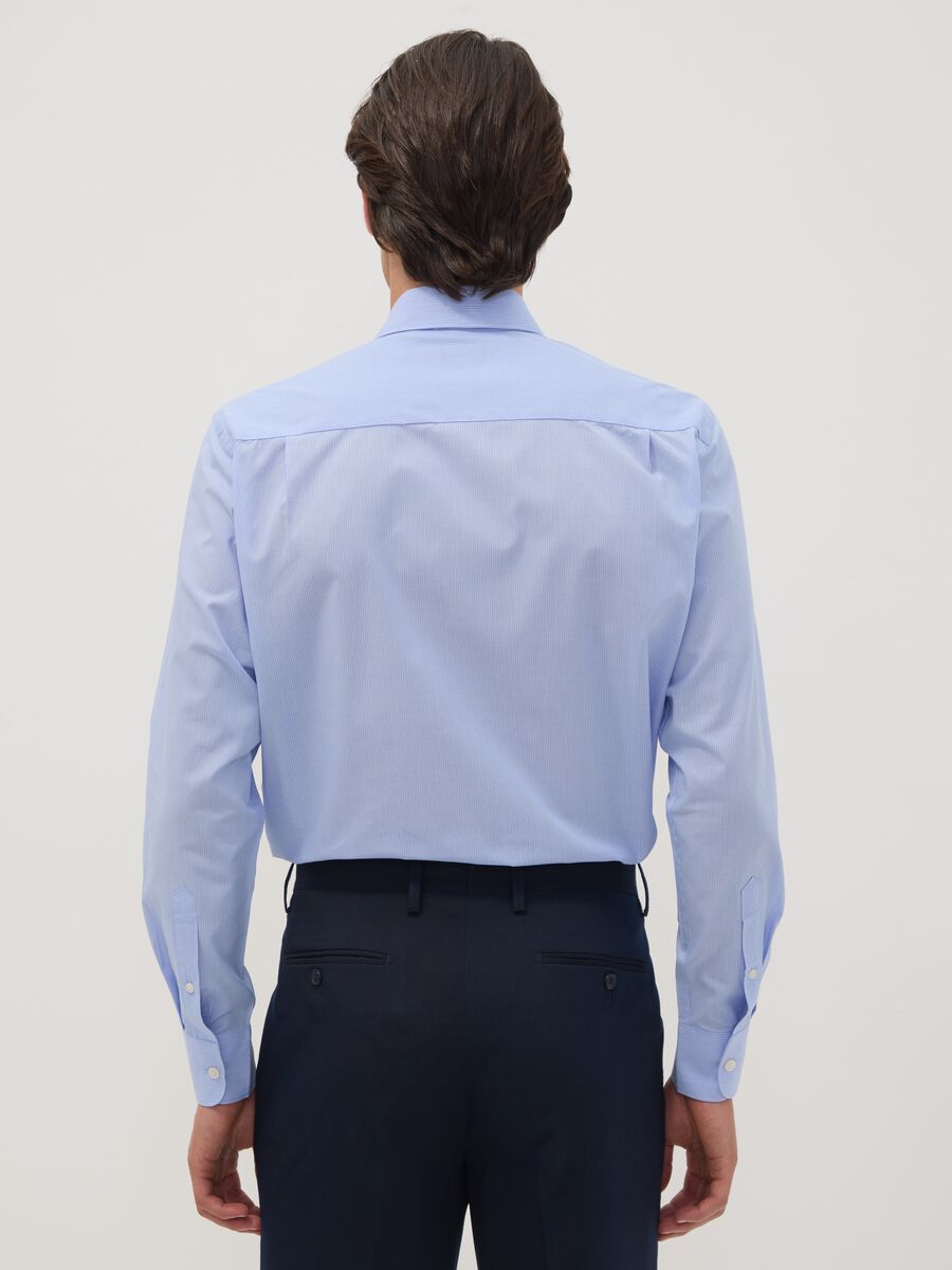 Camicia azzurra in misto cotone a righe sottili easy iron regular fit_3
