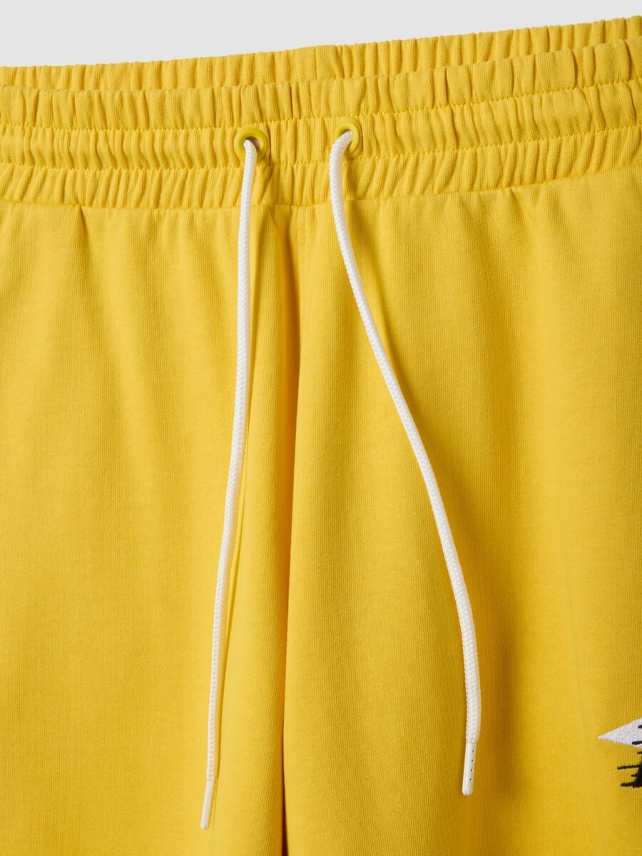 Yellow cotton-blend sports shorts with Lakers logo_5
