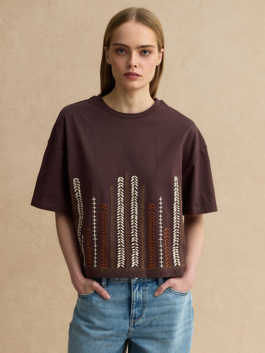 T-shirt in puro cotone marrone regular fit con ricami_1