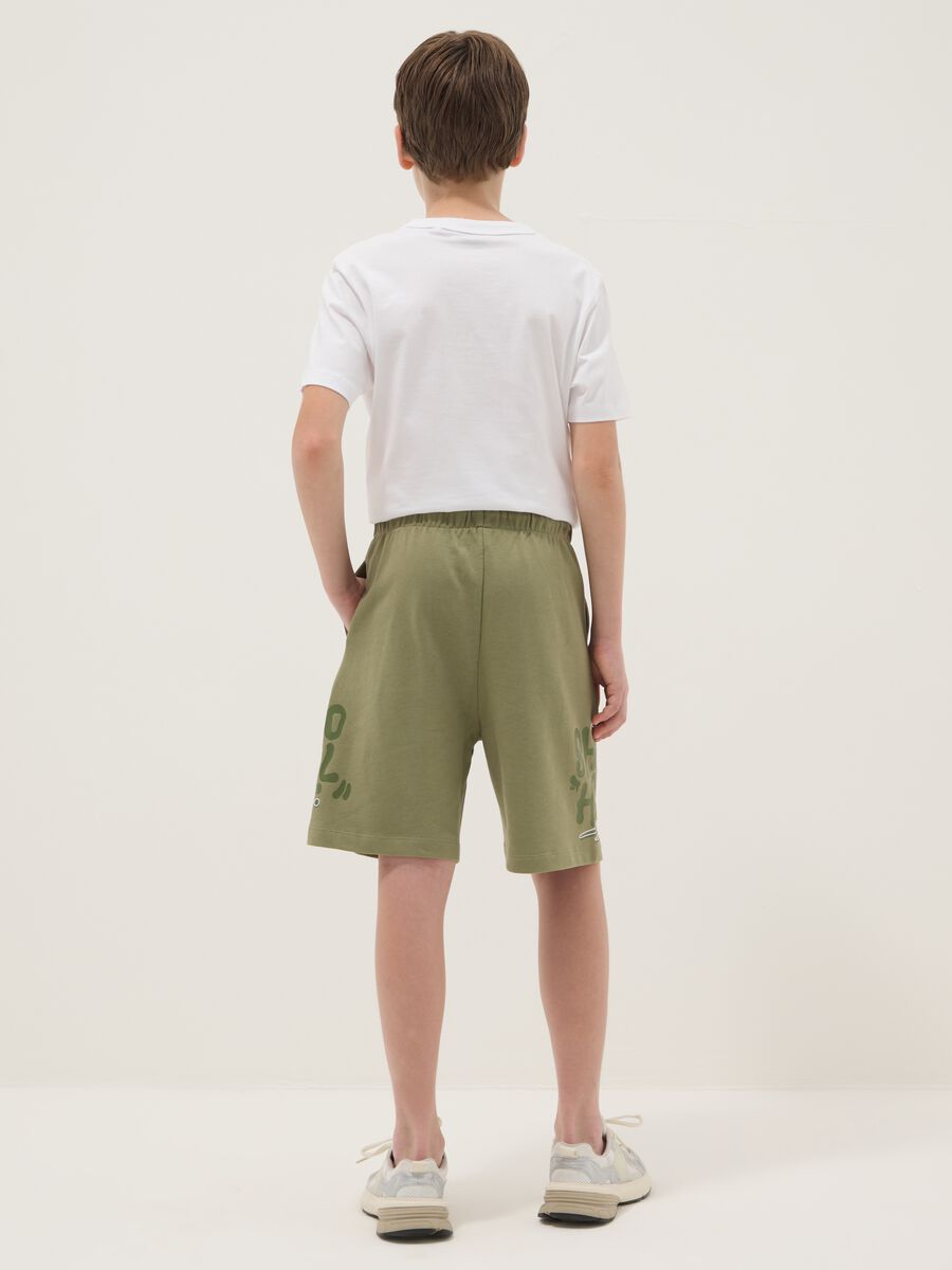 Shorts verdi in puro cotone da ragazzo oversize fit con stampe_1