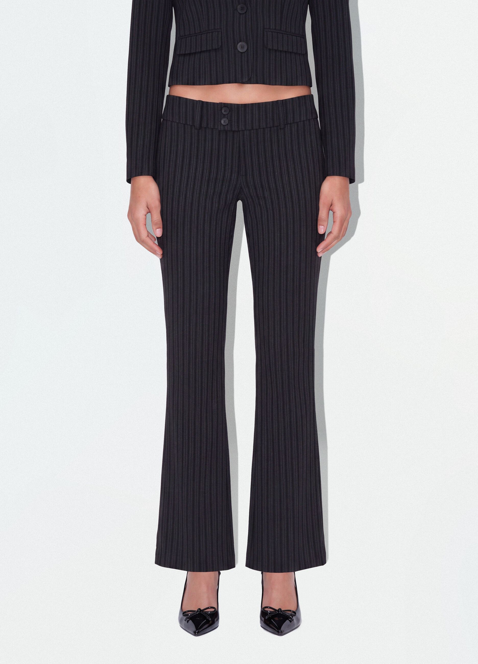 Pantaloni neri flare in viscosa elasticizzata con fantasia gessata