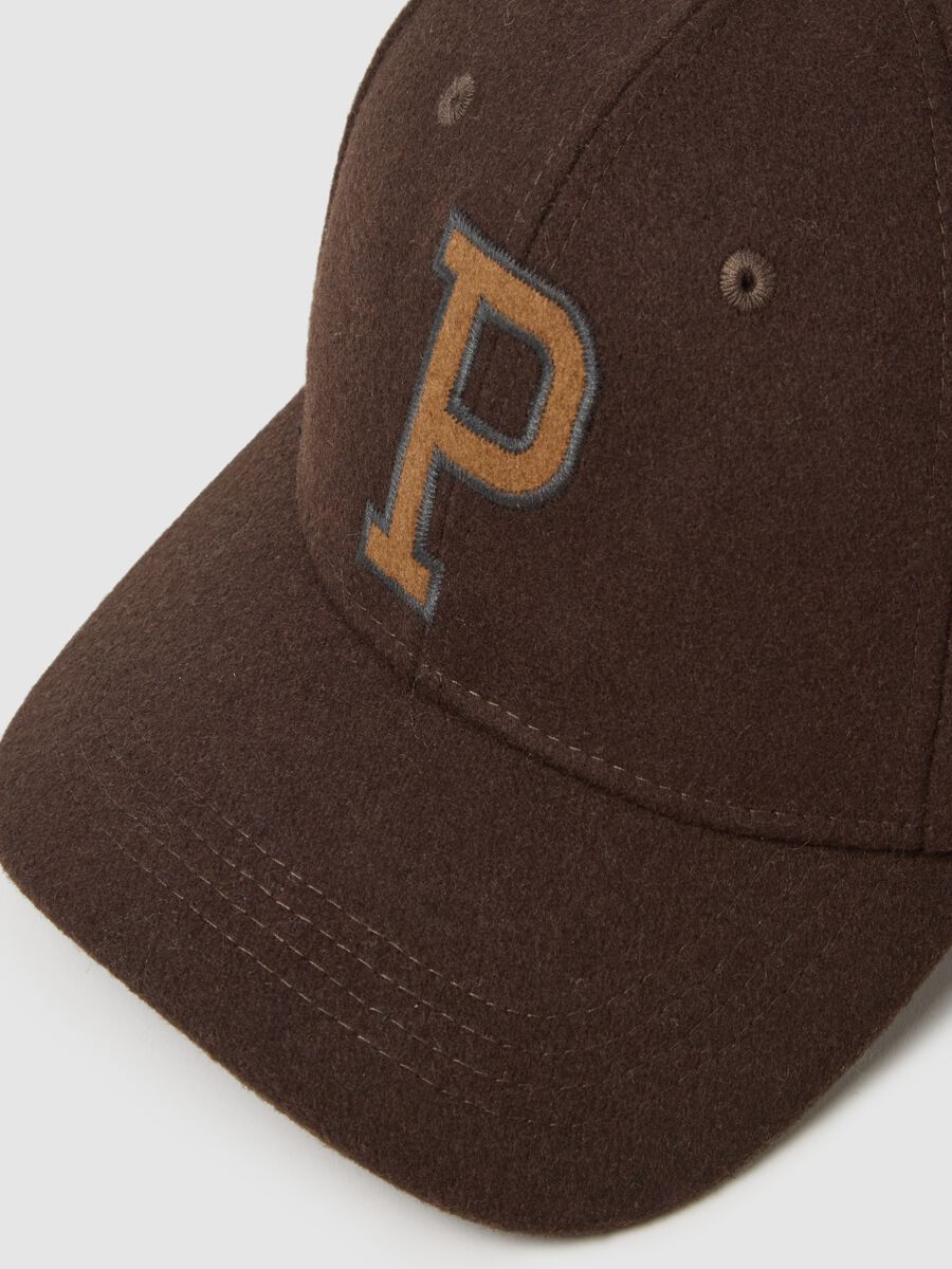Cappello marrone con lettera ricamata_2
