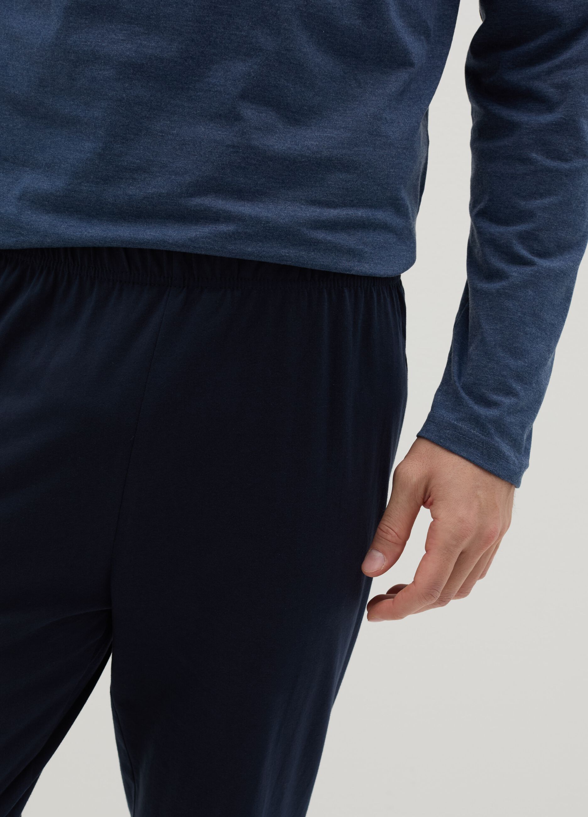 Long pyjamas with V-neck top