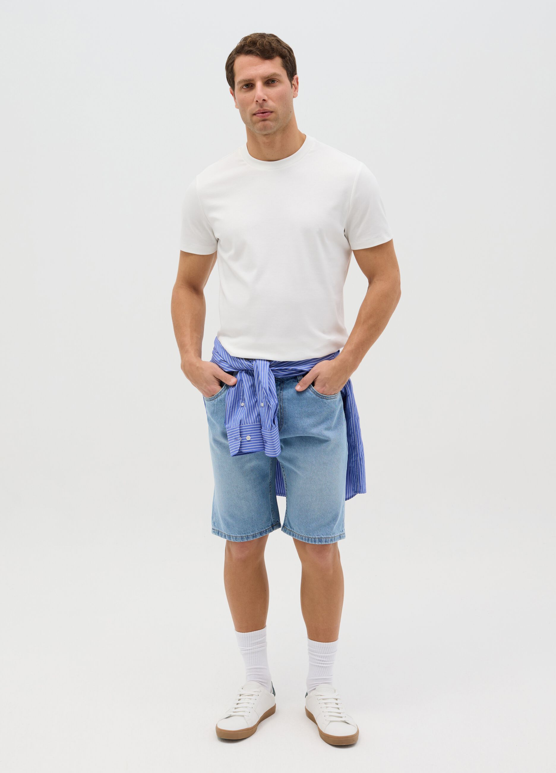 Light blue slim-fit Bermuda shorts in denim