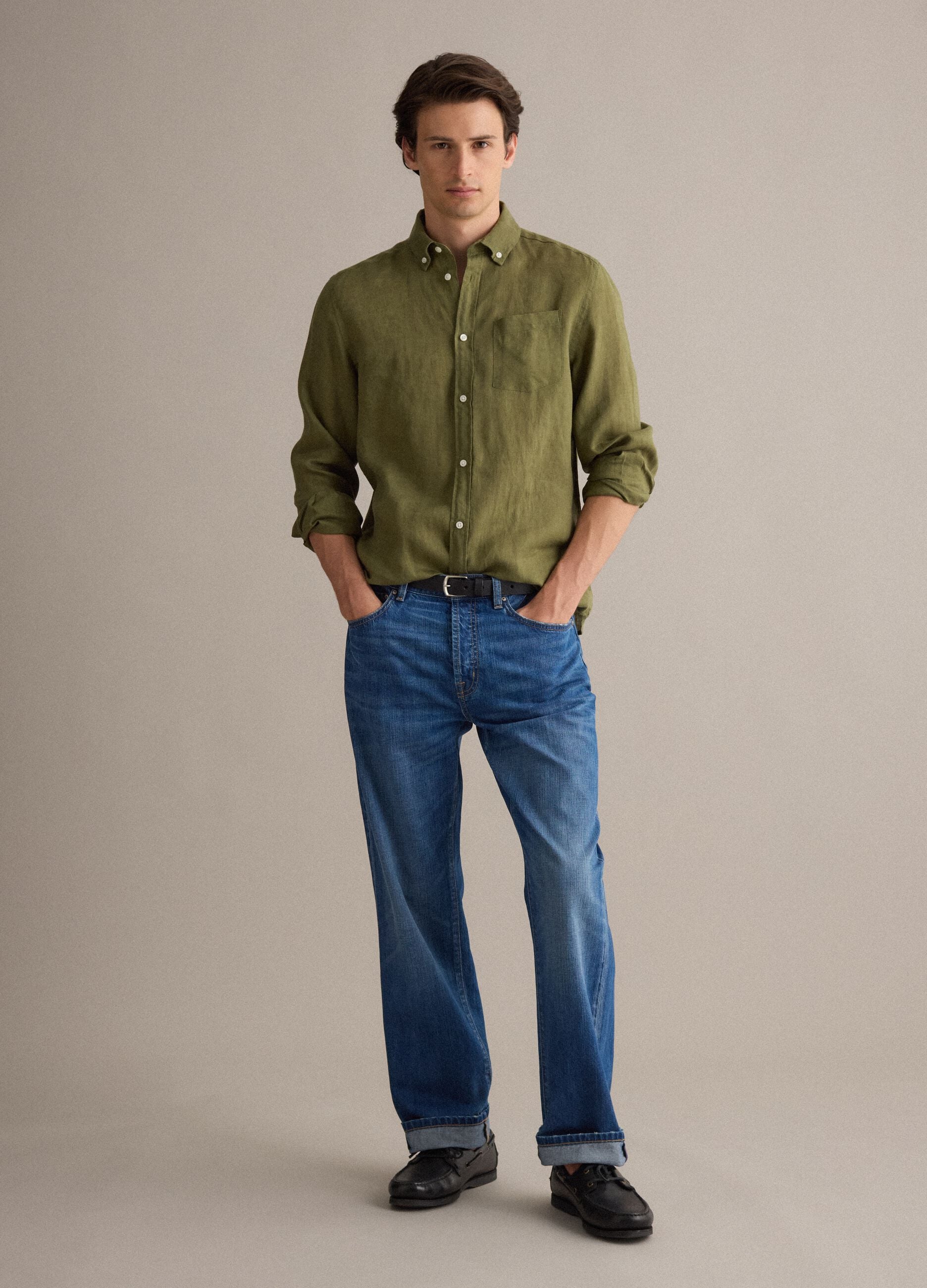 Green pure linen shirt with button-down collar, regular fit