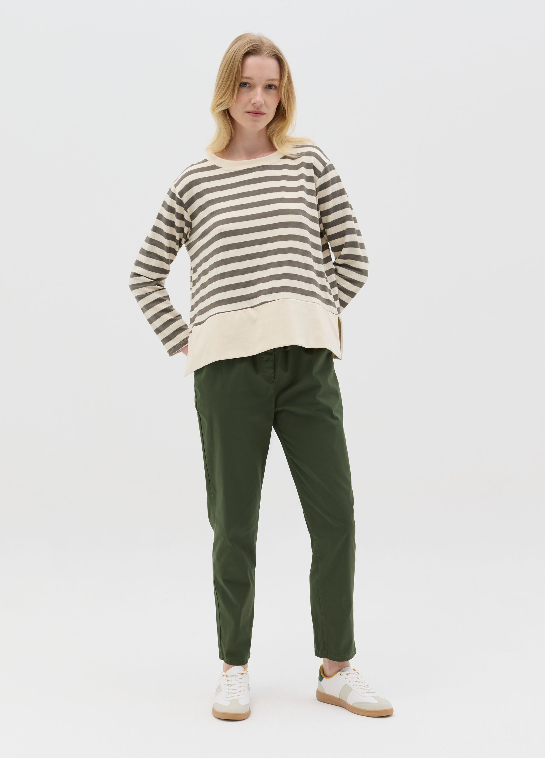 Maglia a maniche lunghe con righe beige e verde