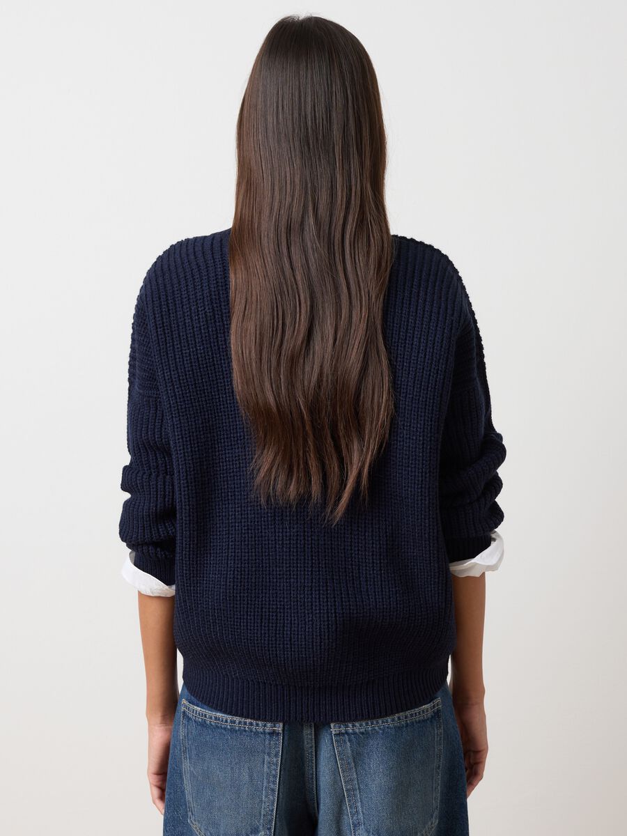 Blue sweater with high neck and buttons_4