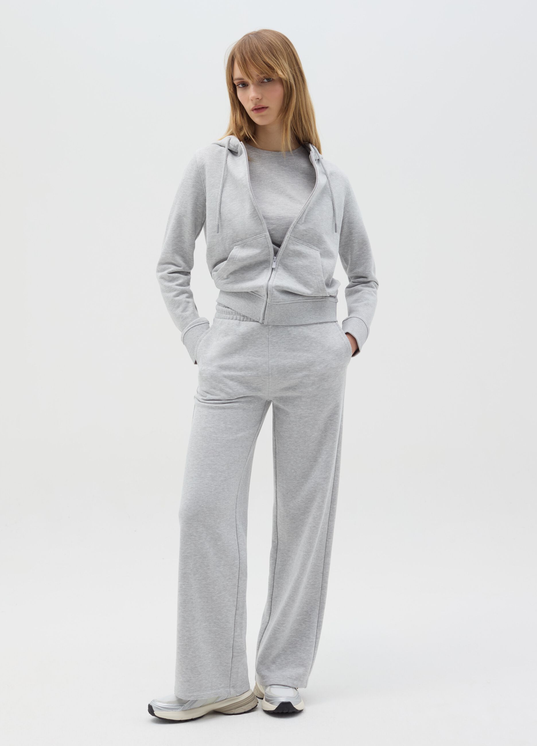 Essential full-zip sweatshirt with hood