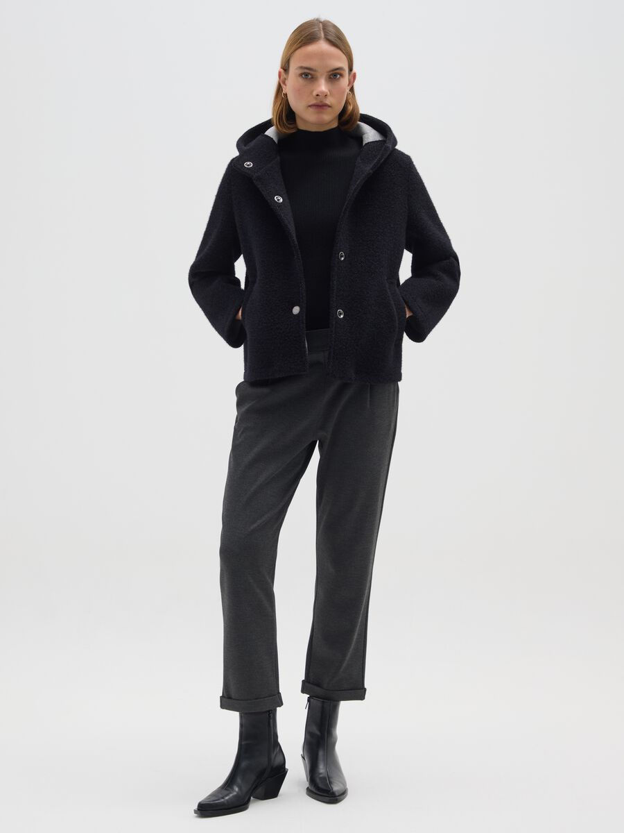 Cappotto nero regular fit con cappuccio e bottoni_1