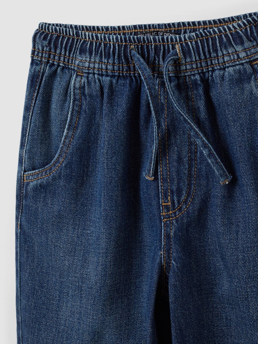 Jogger blu scuro in misto cotone e viscosa con coulisse per bambino_3