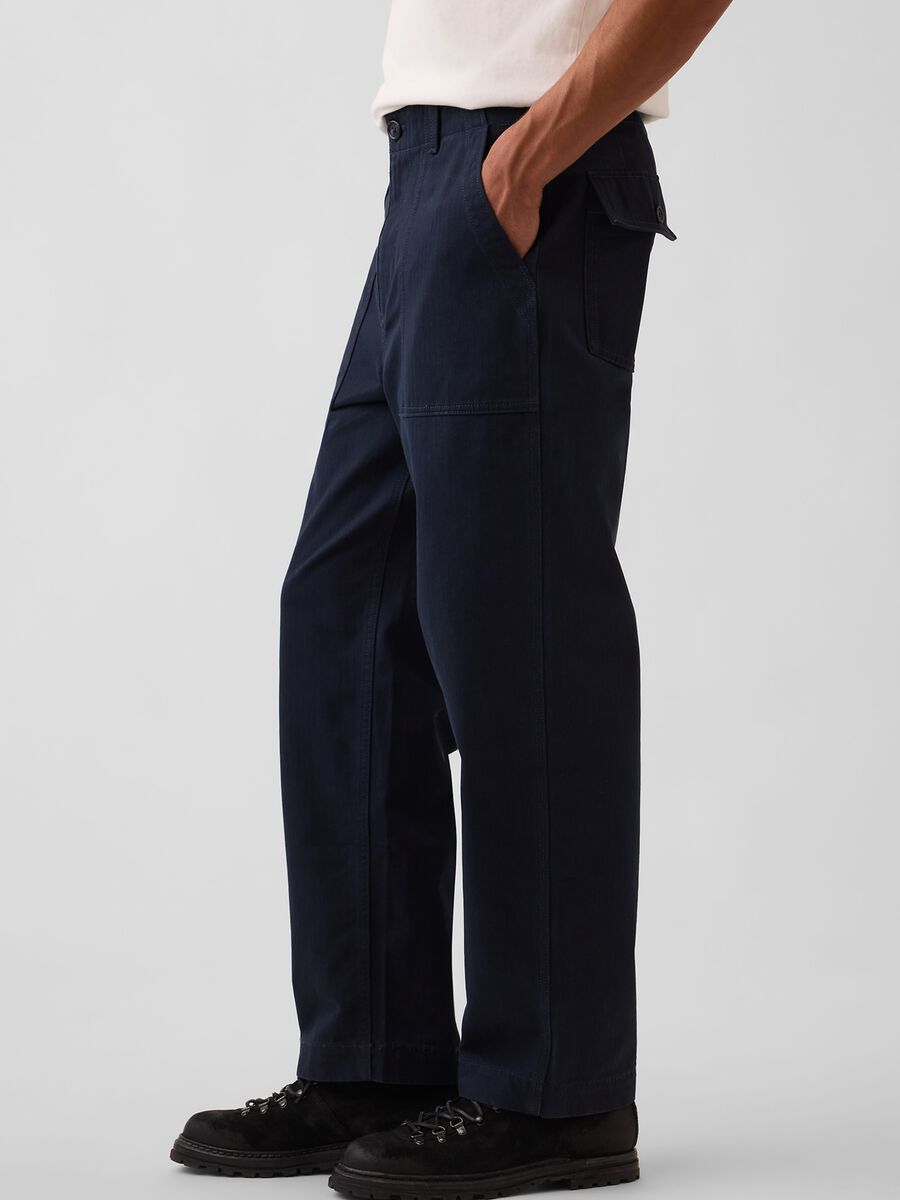 Pantaloni blu navy in puro cotone con tasche applicate_2