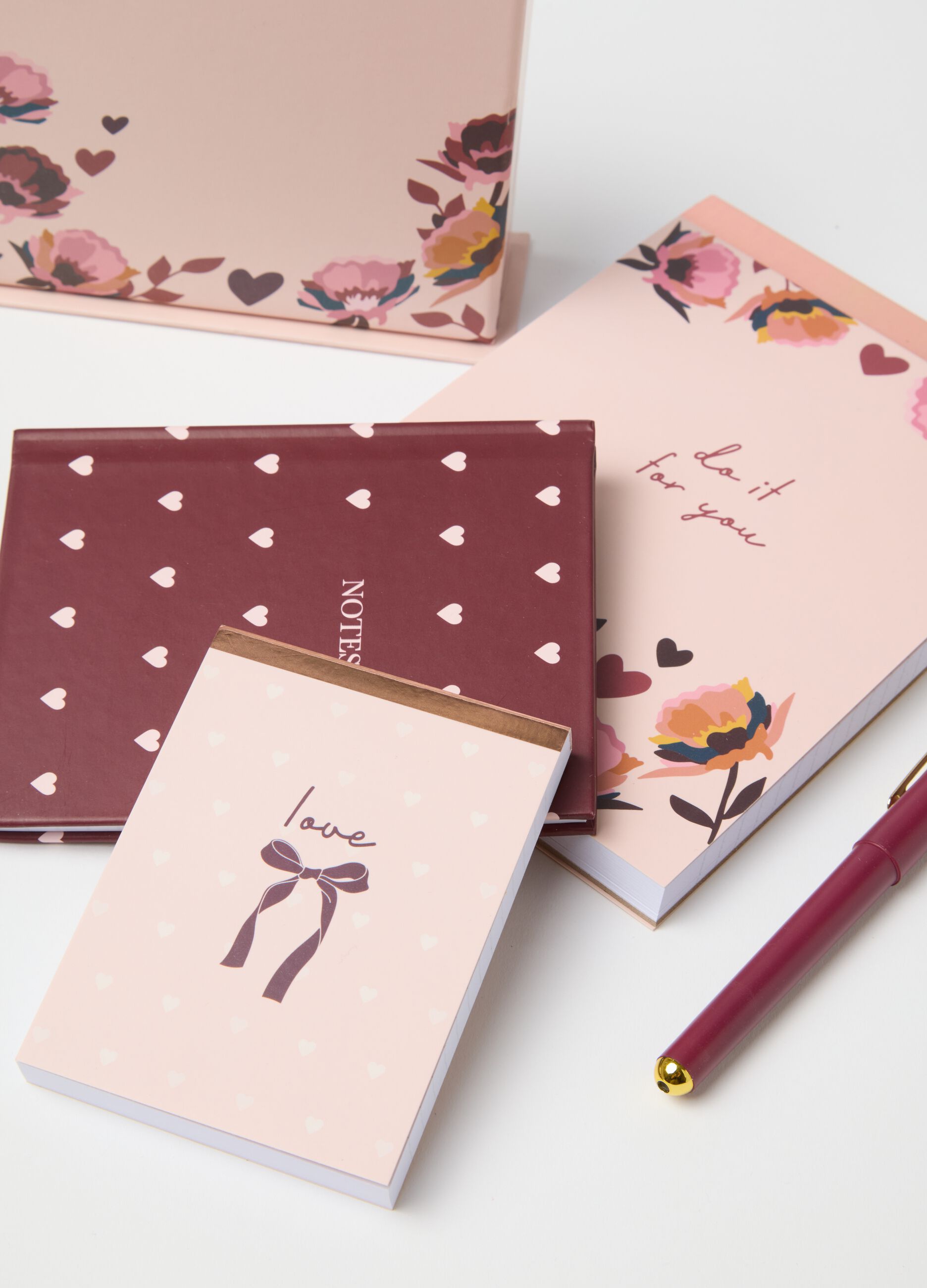 Accessori in carta multicolor con cuori e fiori