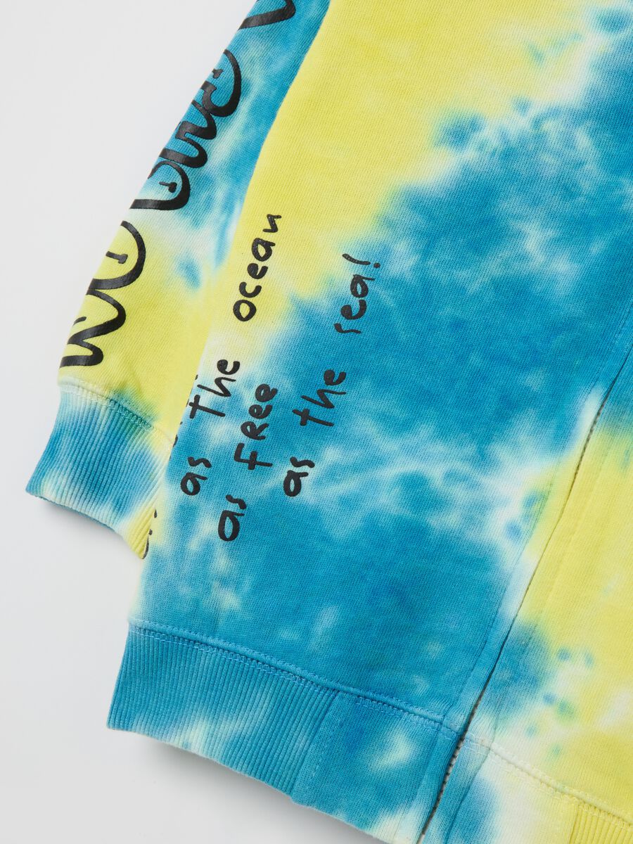 Blue and yellow full-zip sweatshirt with tie dye pattern, hood and print_2
