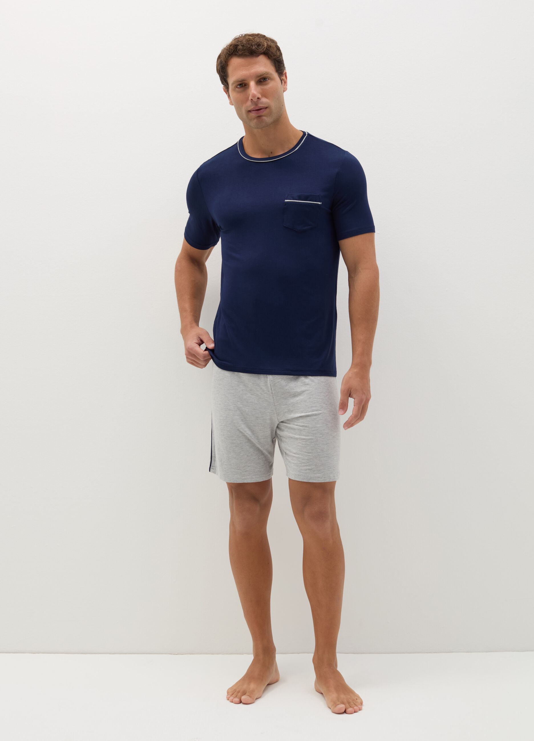 Short pyjamas with contrasting piping