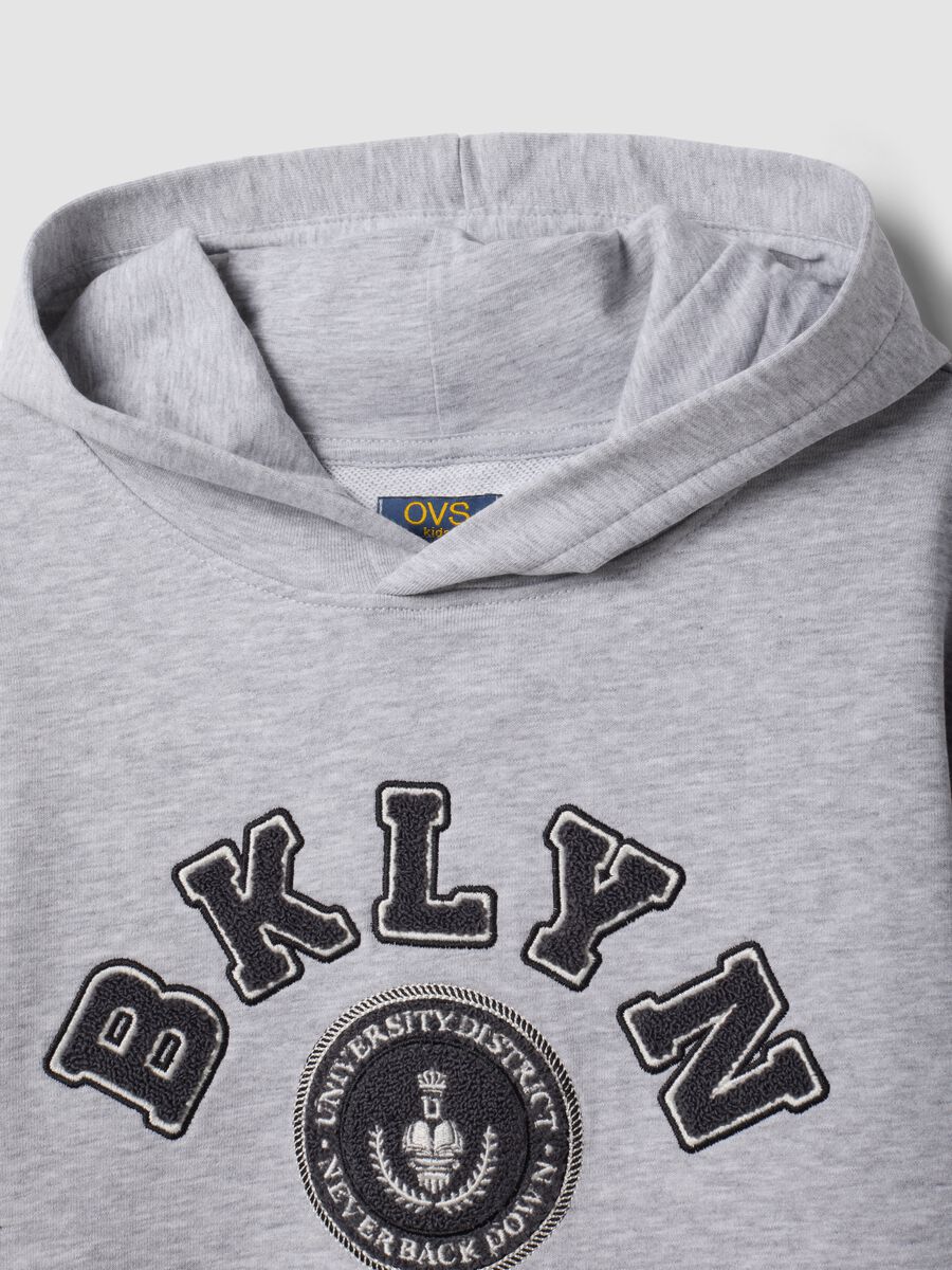 Felpa grigia in misto cotone e viscosa con cappuccio relaxed fit per ragazzo_2