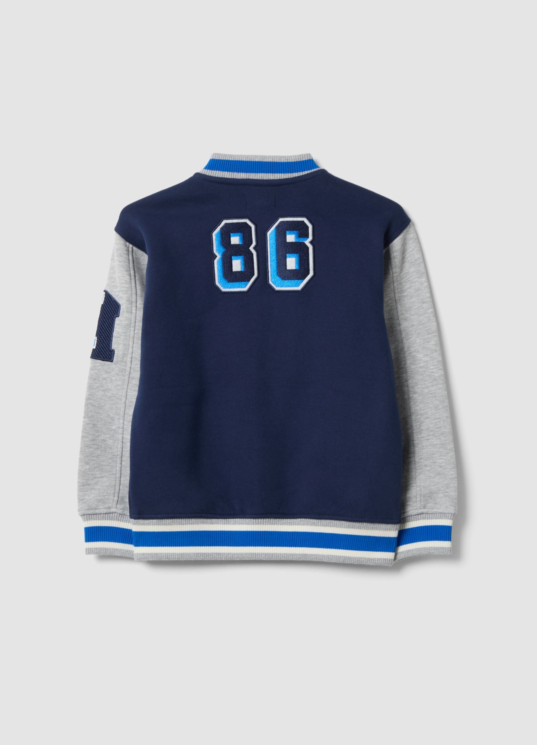 Felpa blu in misto cotone con girocollo e stampe college over fit