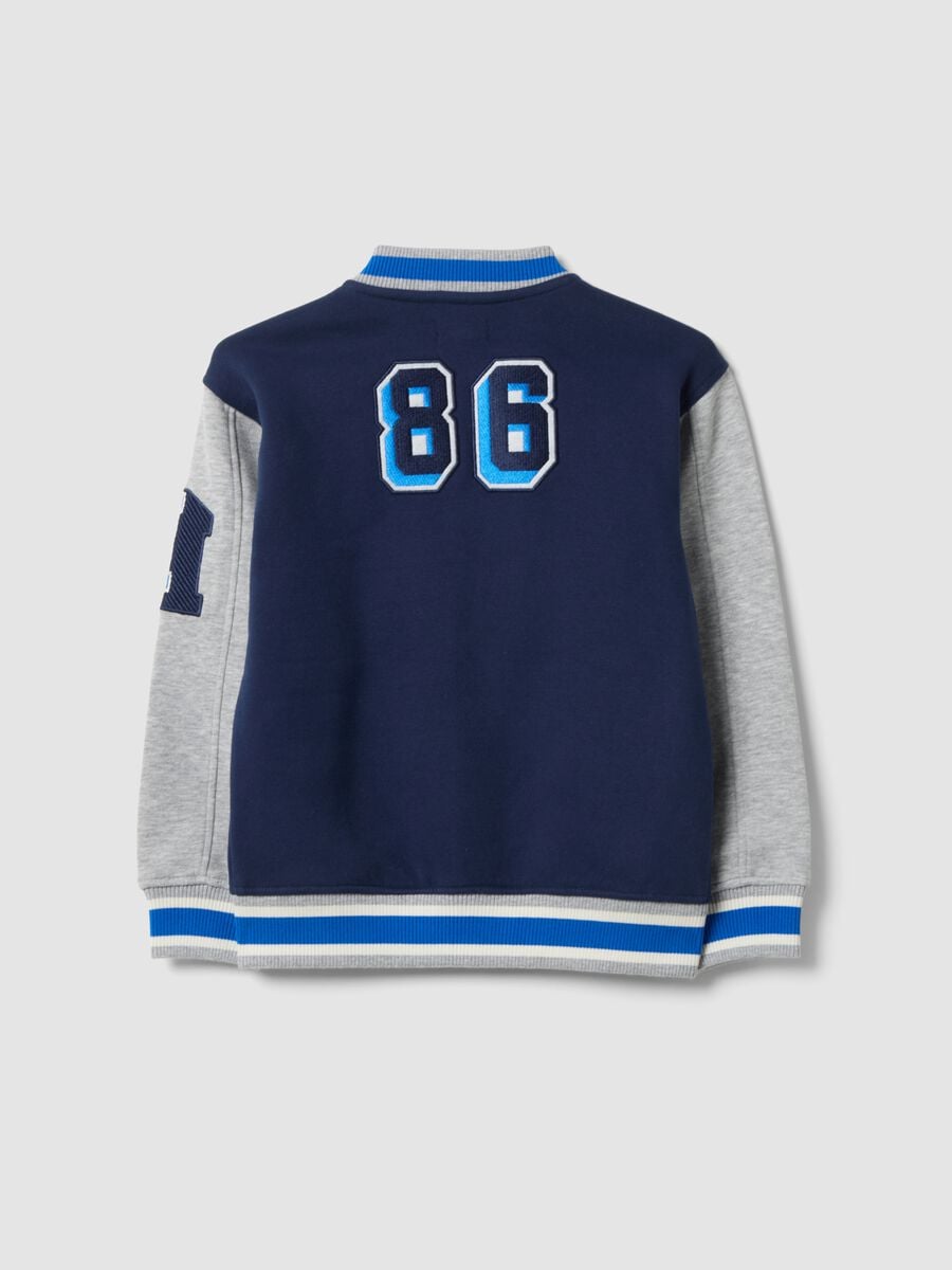 Felpa blu in misto cotone con girocollo e stampe college over fit_1
