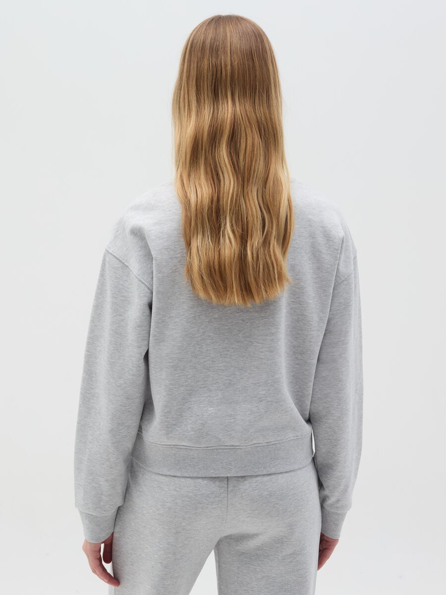 Essential sweatshirt with round neck_3