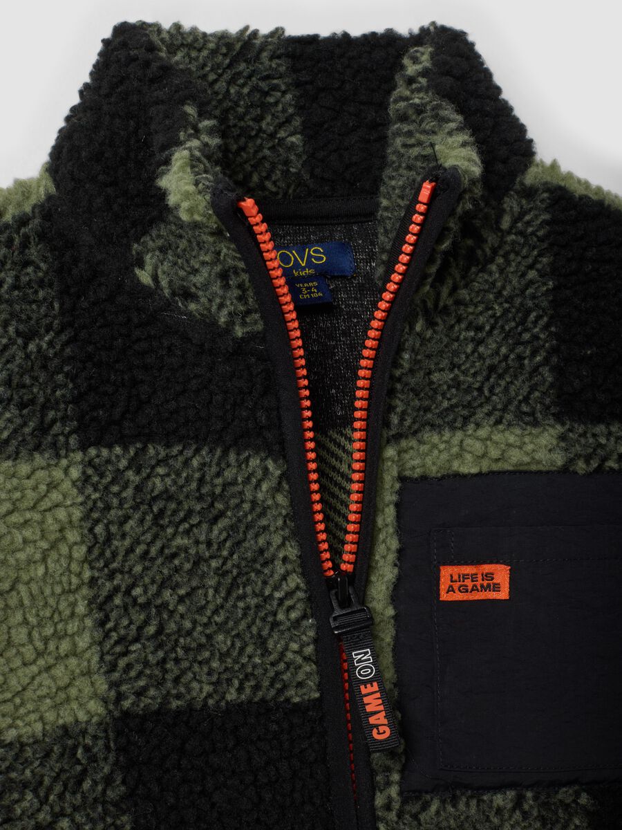 Felpa sherpa verde e nera girocollo a quadri con zip over fit_2