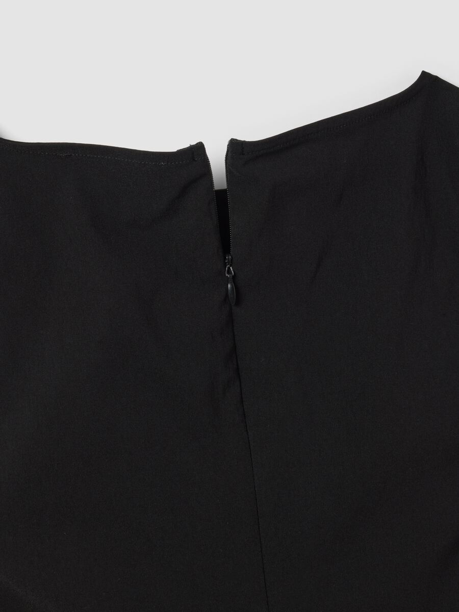 Abito smanicato nero in viscosa elasticizzato con occhielli_1