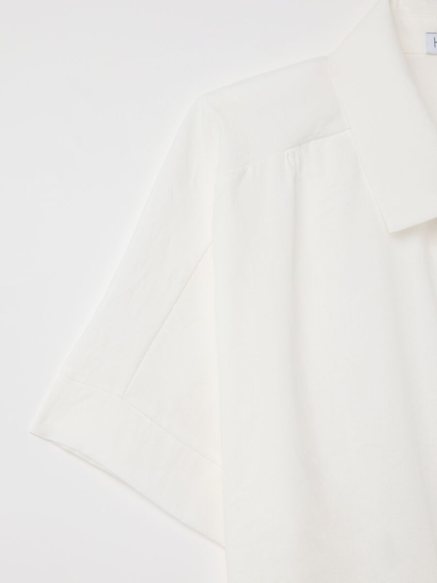 White shirt with knot and short sleeves_5