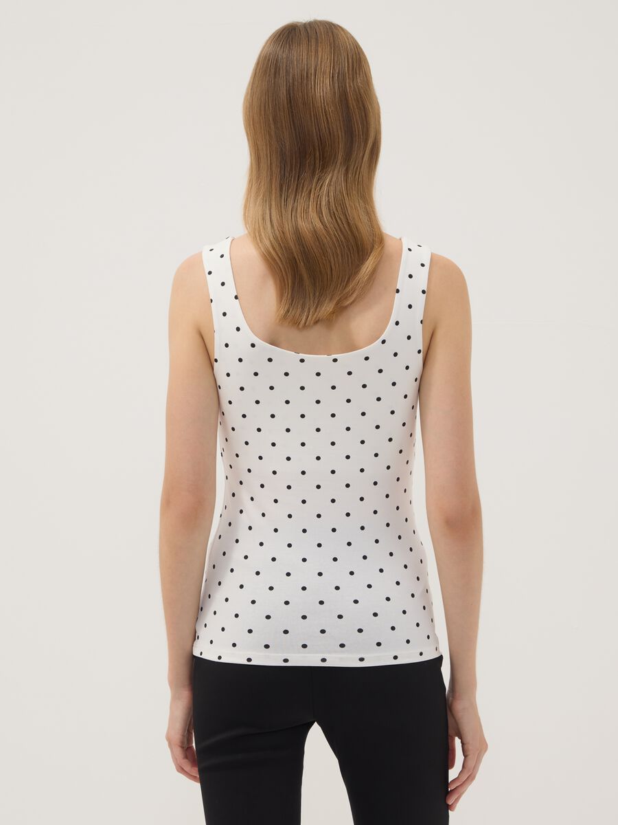 Top bianco fitted in cotone elasticizzato a pois_3