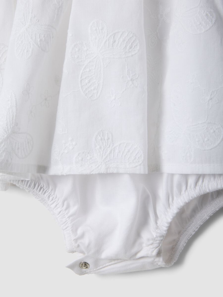 Pagliaccetto bianco in puro cotone da neonata con ricami_2