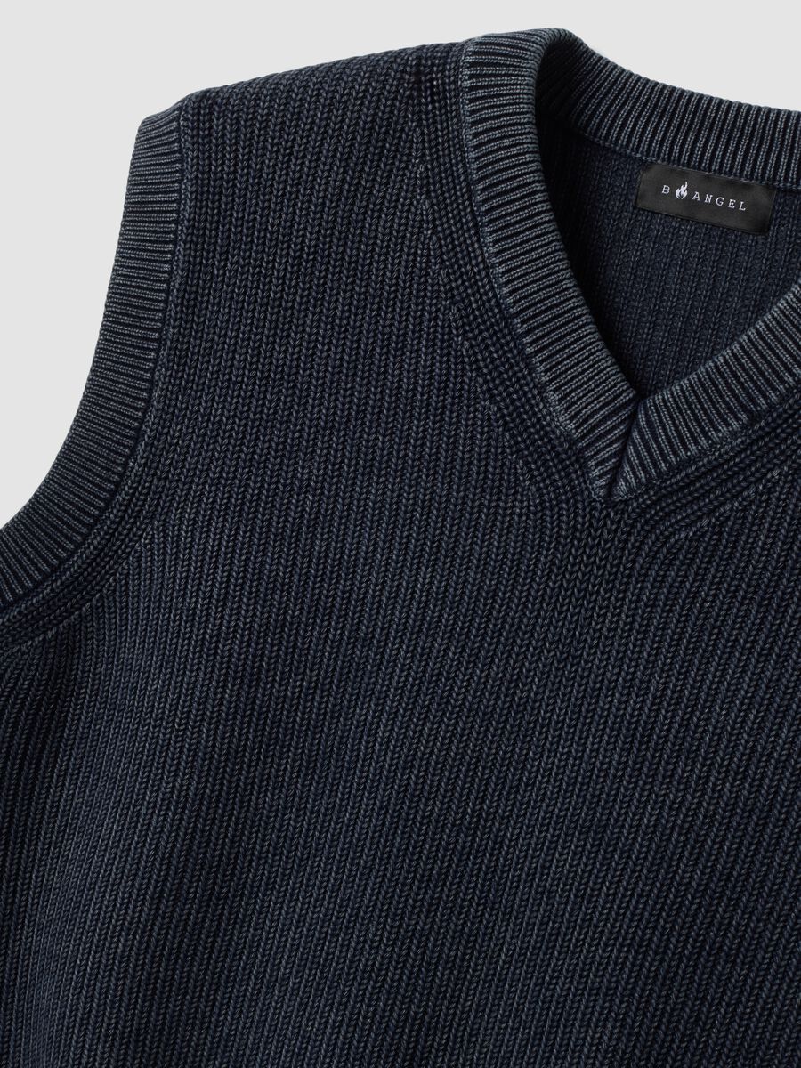 Blue cropped pure cotton vest with deep V-neck_5