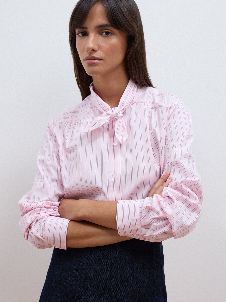 Camicia rosa in cotone elasticizzato a righe con fiocco over fit_1