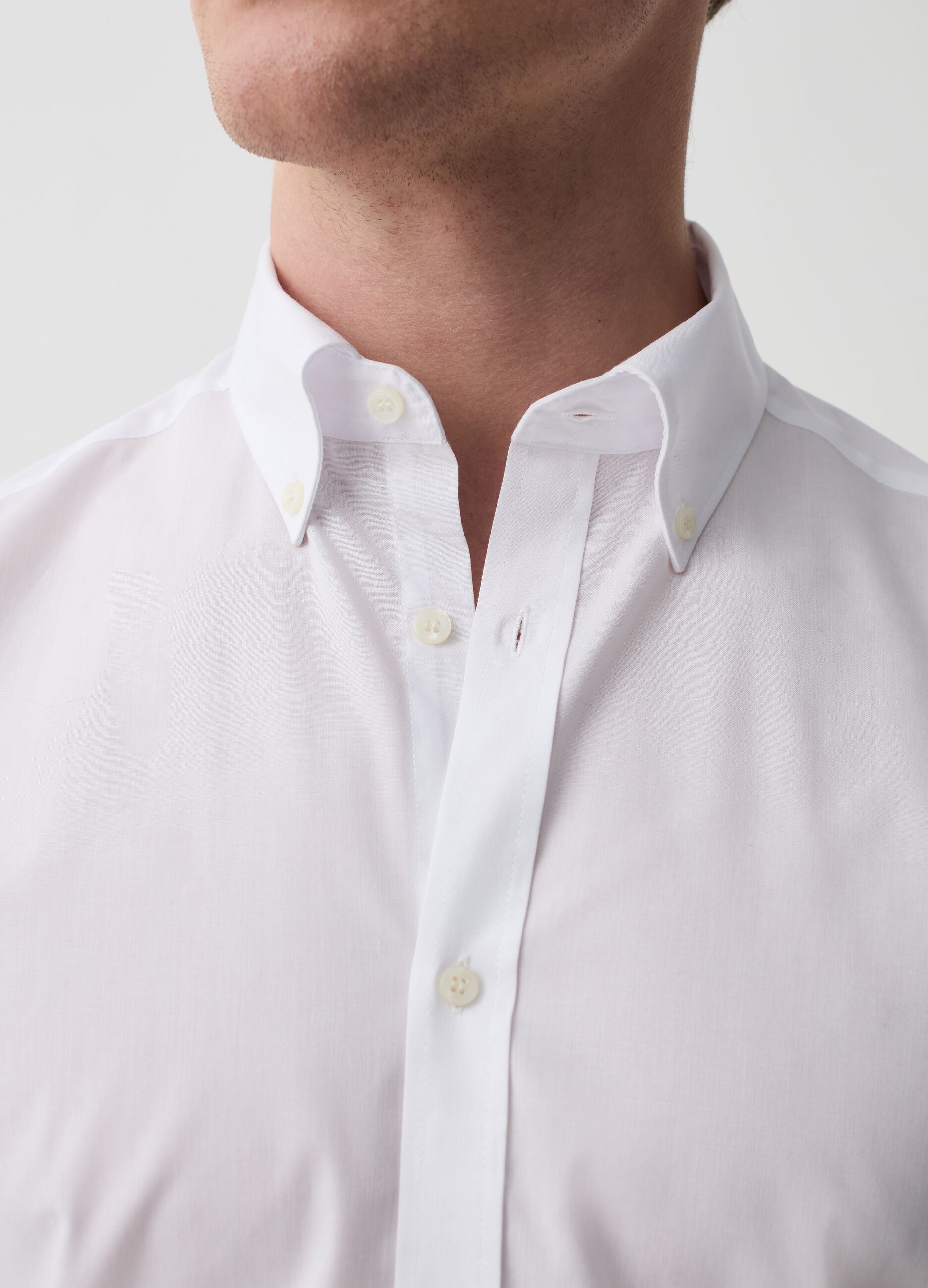 Slim-fit shirt with button-down collar