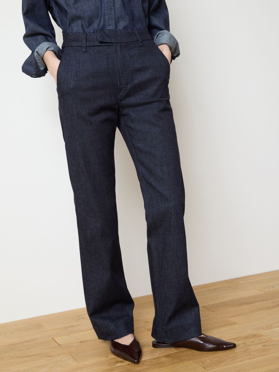 Dark-wash bootcut jeans with pockets_2