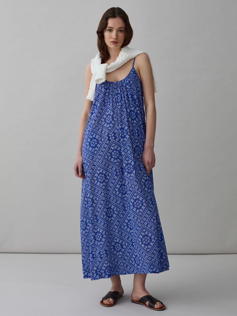 Long printed dress with bare back_0