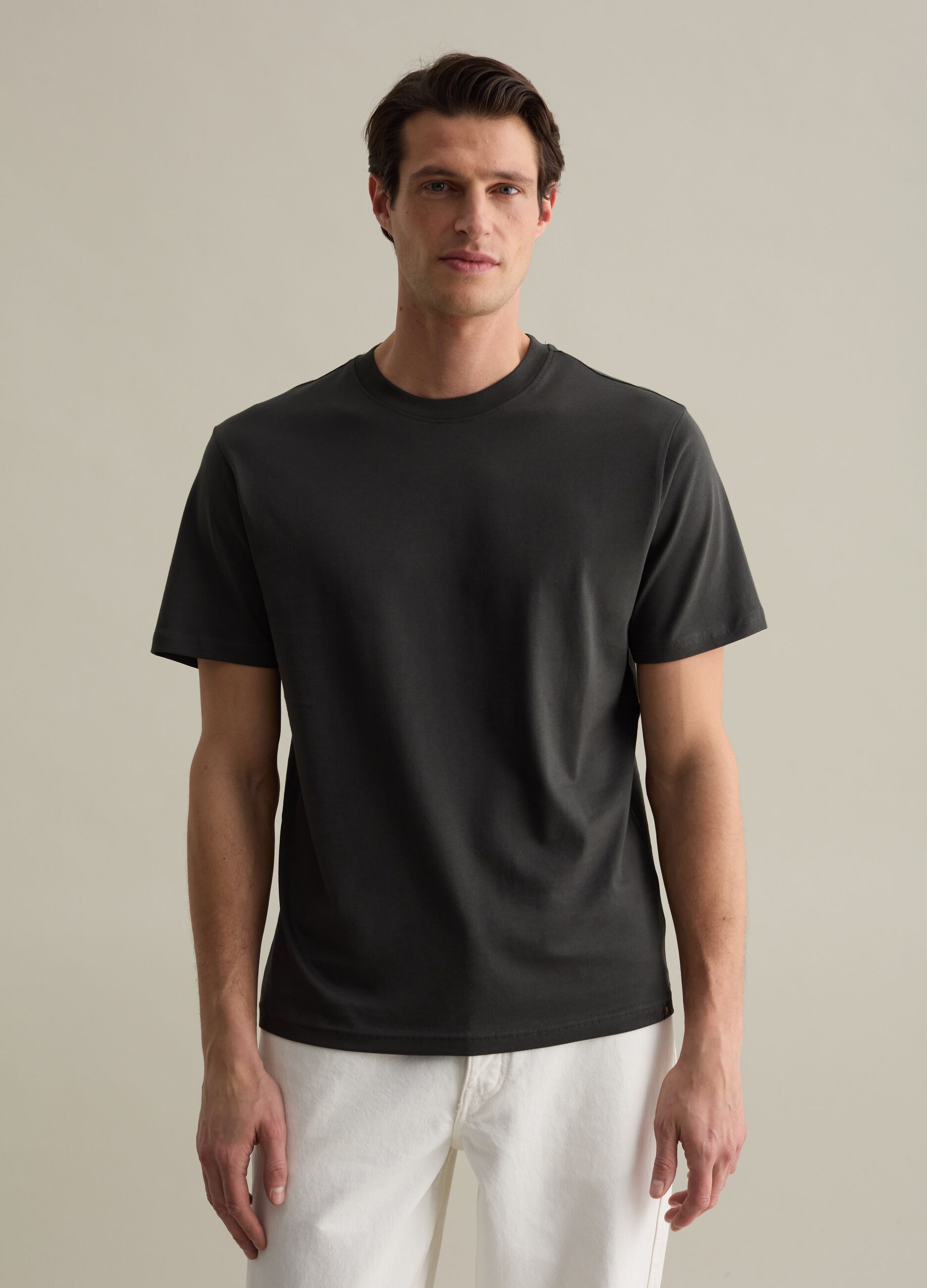 Plain cotton T-shirt with round neck.