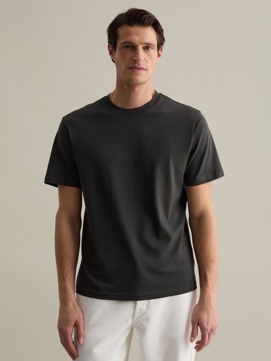 Plain cotton T-shirt with round neck._0