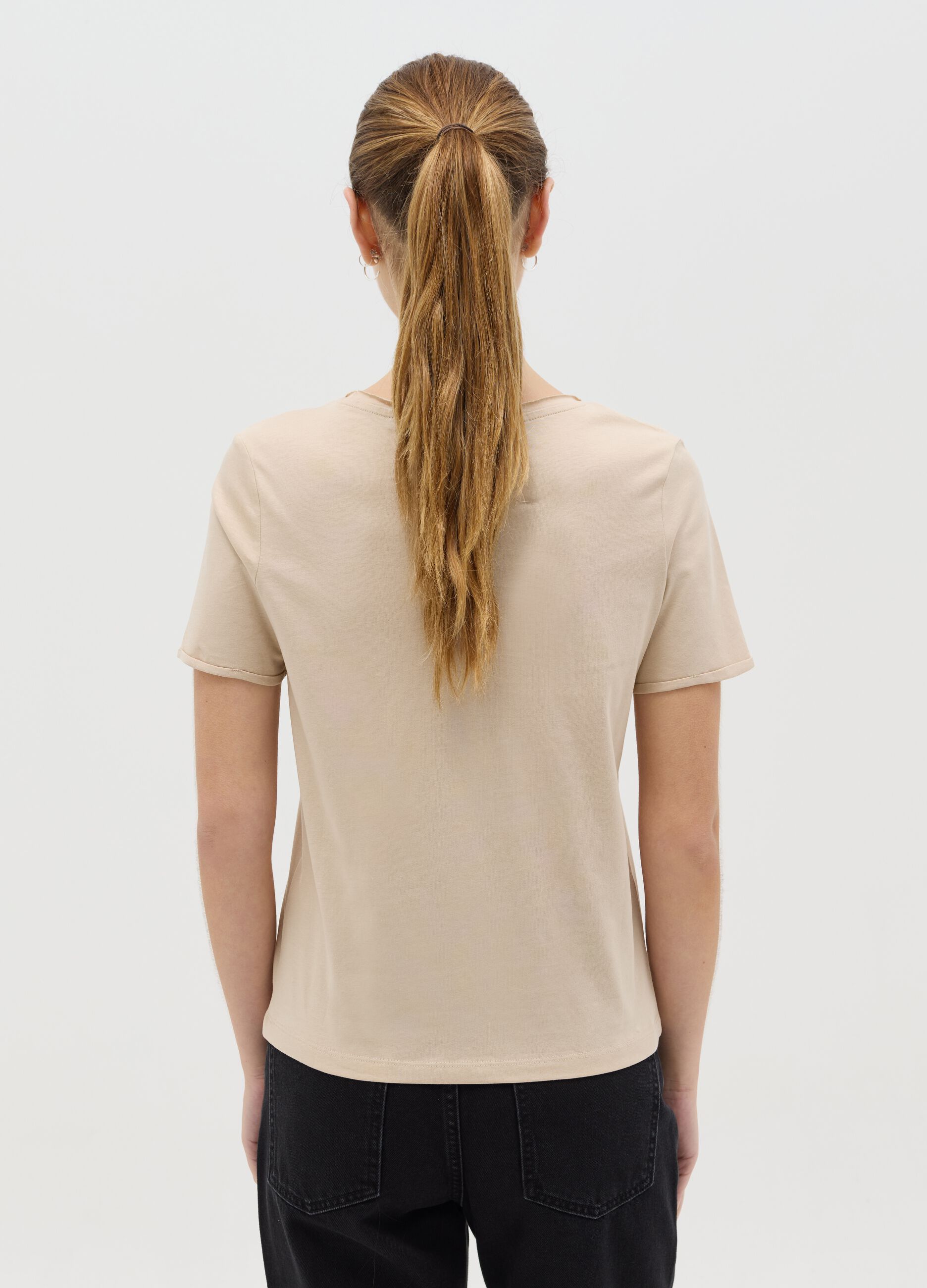 T-shirt beige in cotone bio con scollo a V