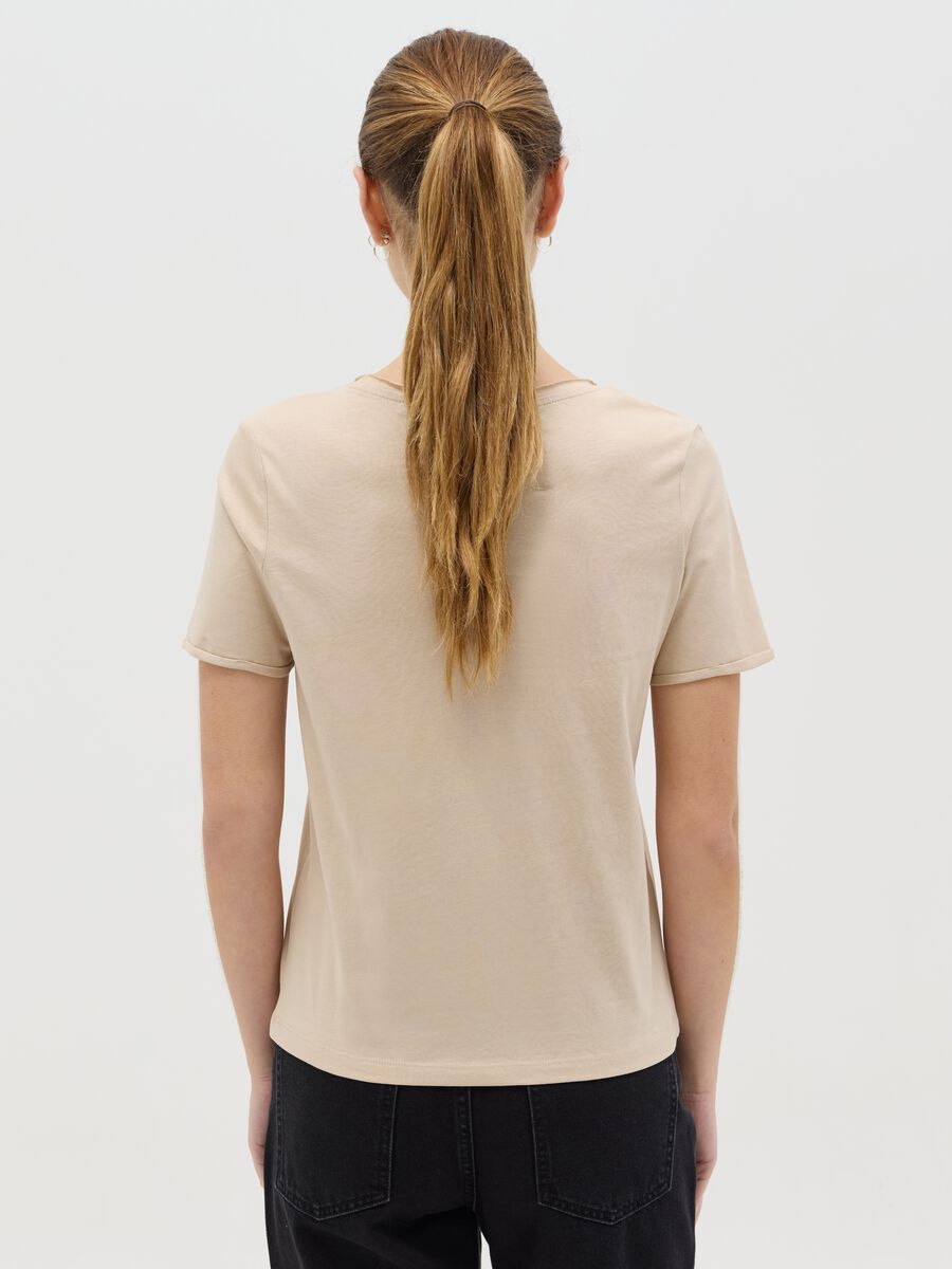Beige organic cotton T-shirt with V neck_3