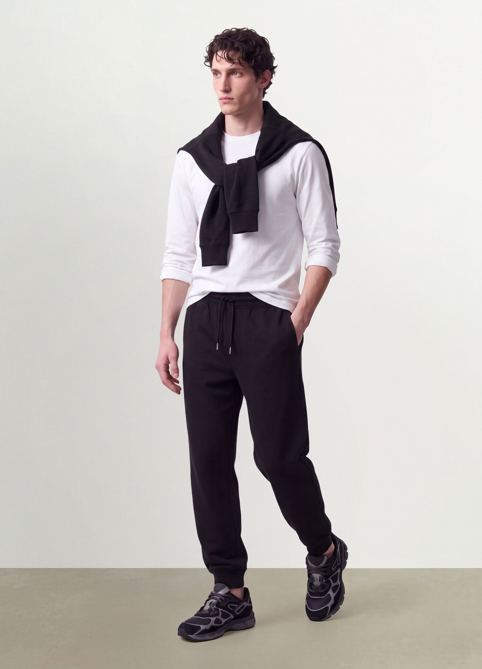 Jogger neri in misto cotone con fondo a polsino e coulisse