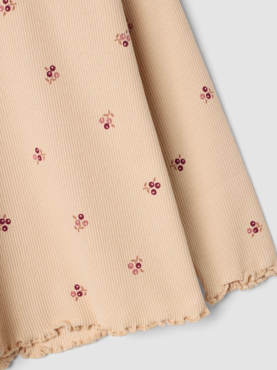 Maglietta beige in cotone organico elasticizzato a girocollo_2