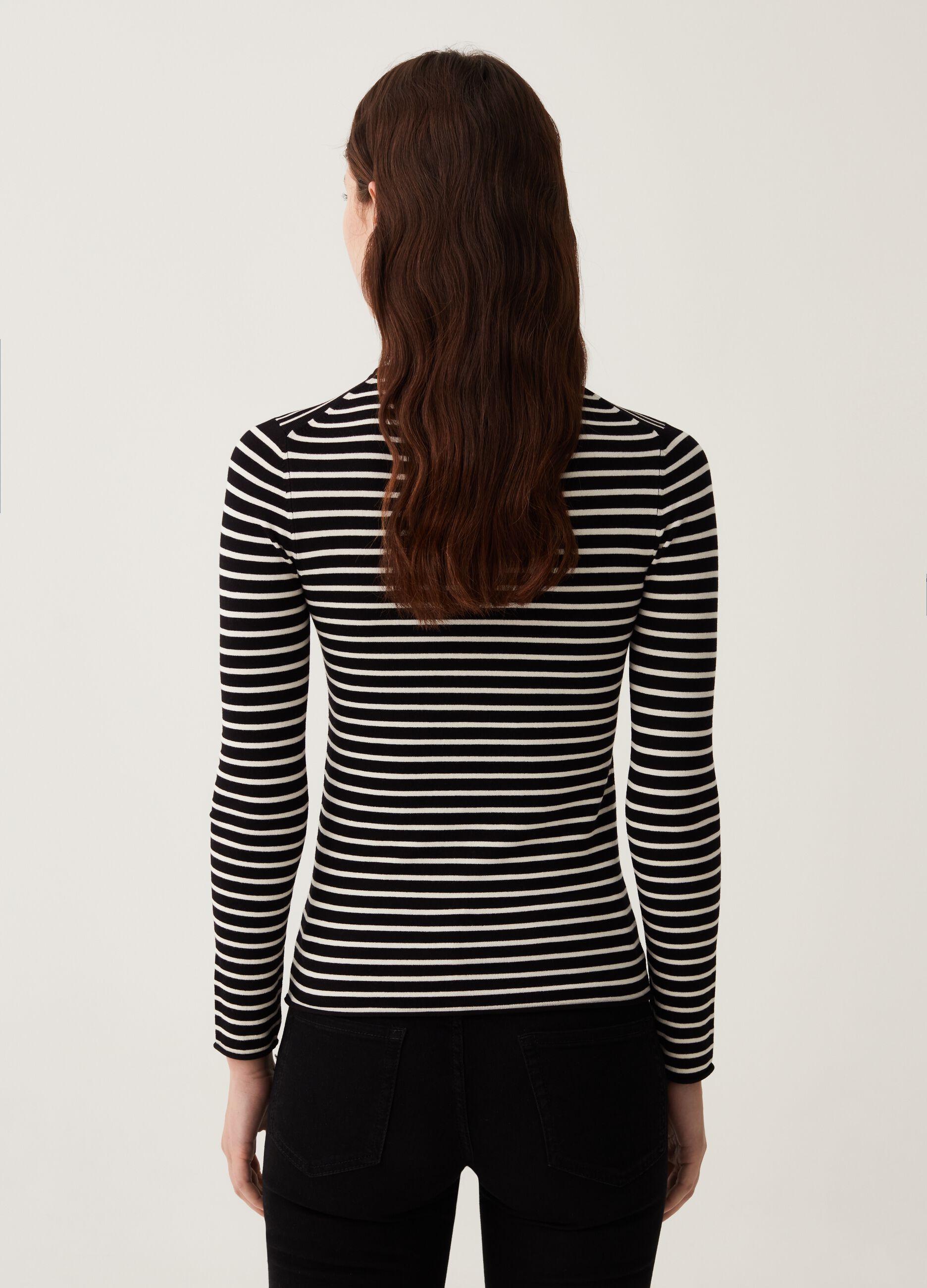 T-shirt con collo alto fantasia a righe_2