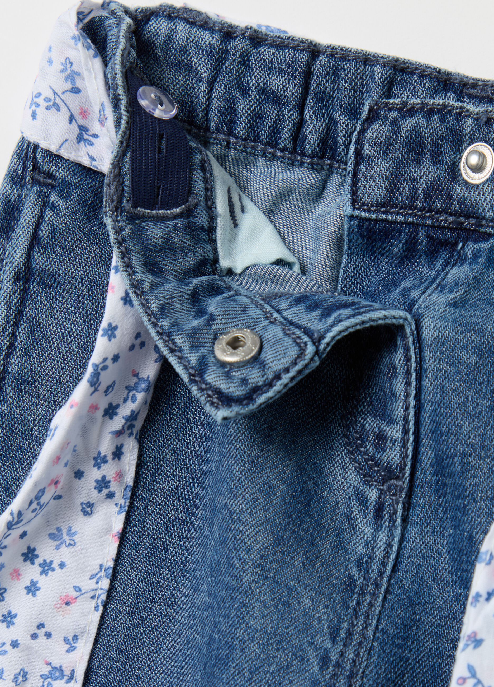 Jeans a gamba larga con cintura floreale