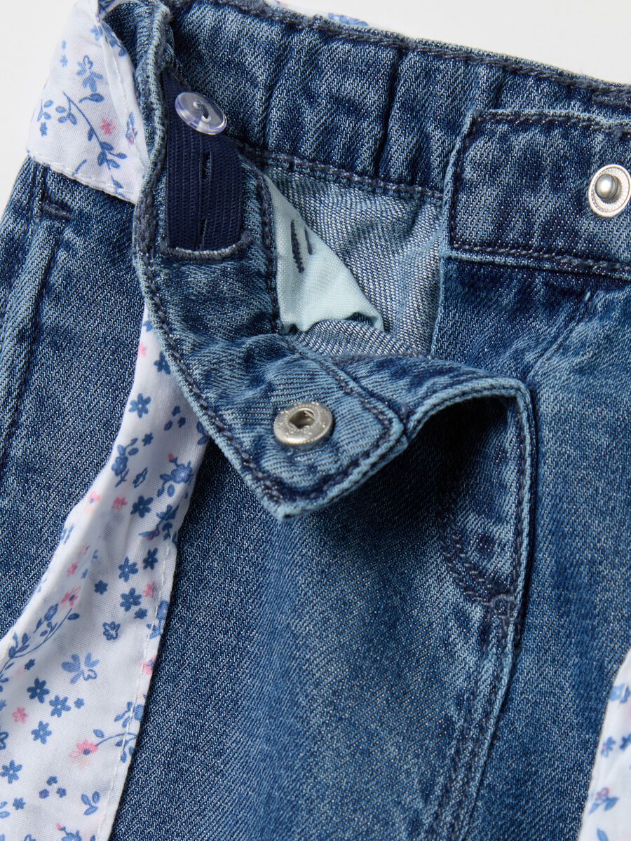 Wide-leg jeans with floral belt_2