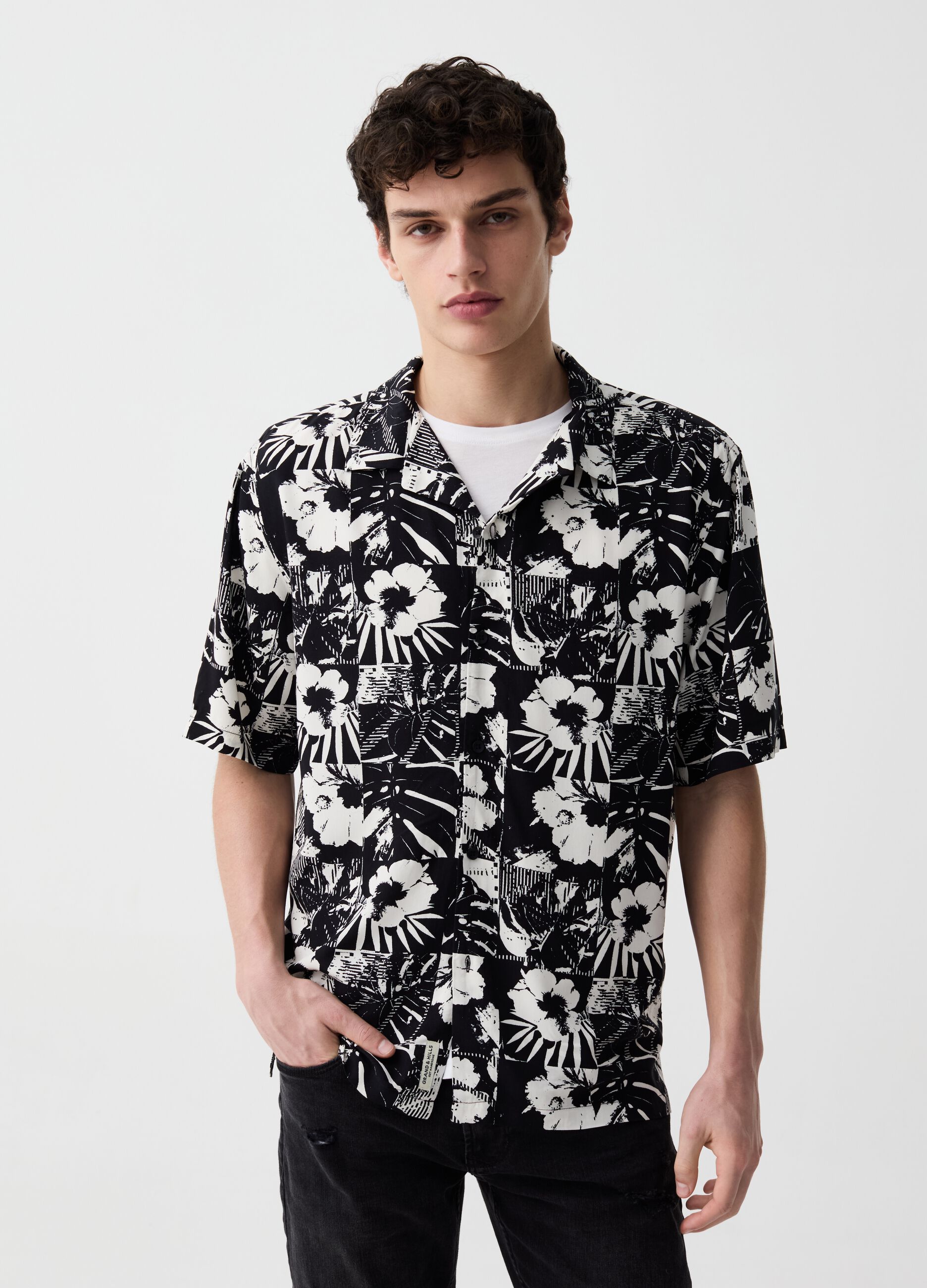 Short-sleeved shirt with flowers print