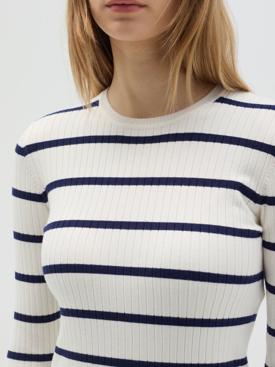 Flat ribbed top with striped pattern_2