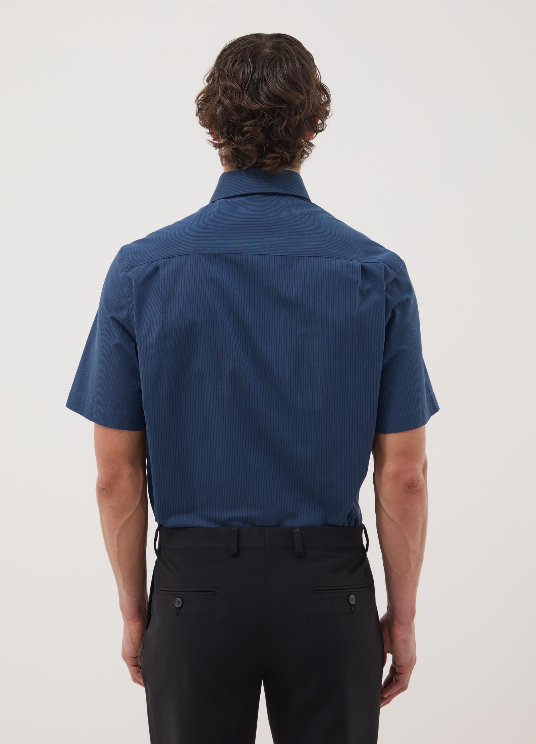 Blue short-sleeved shirt with button-down collar