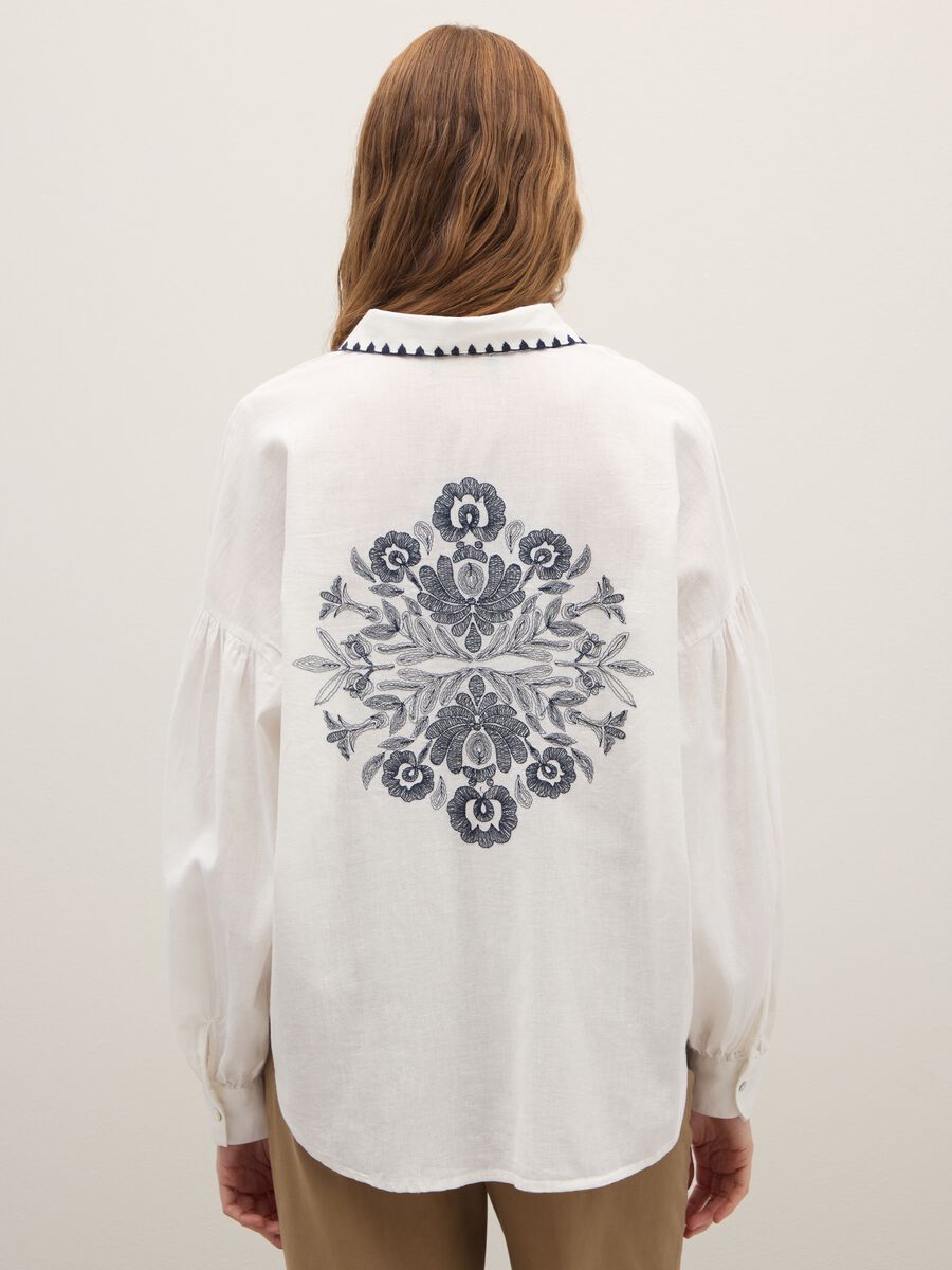 White oversized cotton and linen shirt with embroidery_3