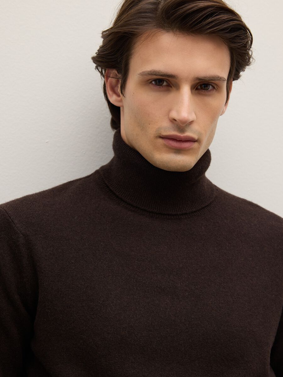 Brown high-neck lambswool turtleneck regular fit_3